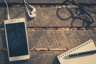 Ahşap masa üstünde Smartphone