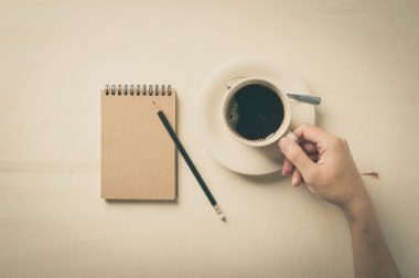 Küçük defter ve kahve fincanı