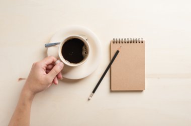 Küçük defter ve kahve fincanı