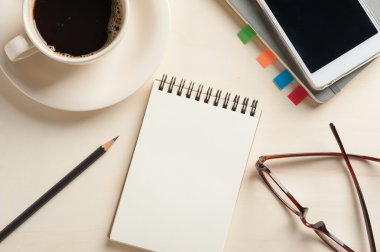 Küçük defter ve kahve fincanı