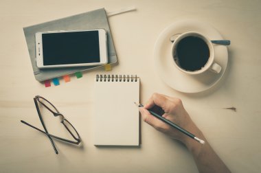 Küçük defter ve kahve fincanı