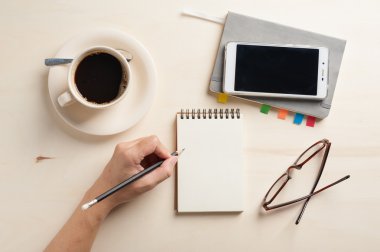 Küçük defter ve kahve fincanı