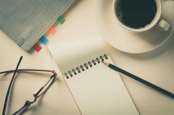 Küçük defter ve kahve fincanı