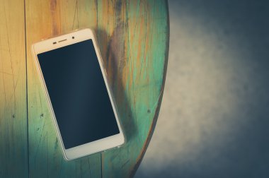 Ahşap masa üstünde Smartphone