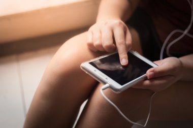 Kafede akıllı telefon kullanan bir kadın.