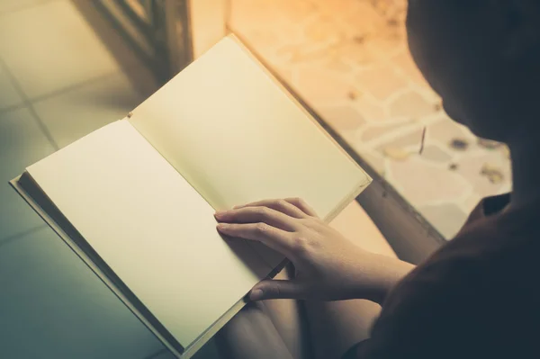 Mulher lendo livro em branco — Fotografia de Stock