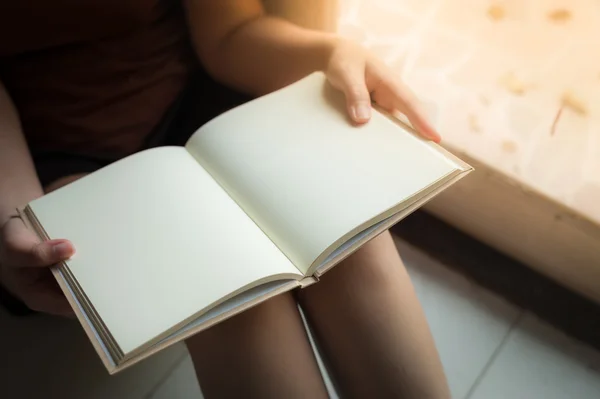 Kadın boş kitap okumak