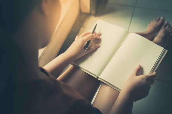 Kadın boş kitap okumak