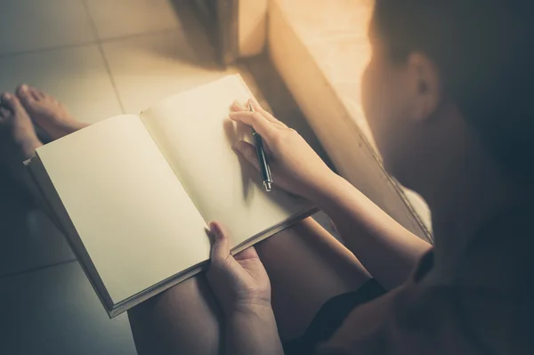 Mulher lendo livro em branco — Fotografia de Stock