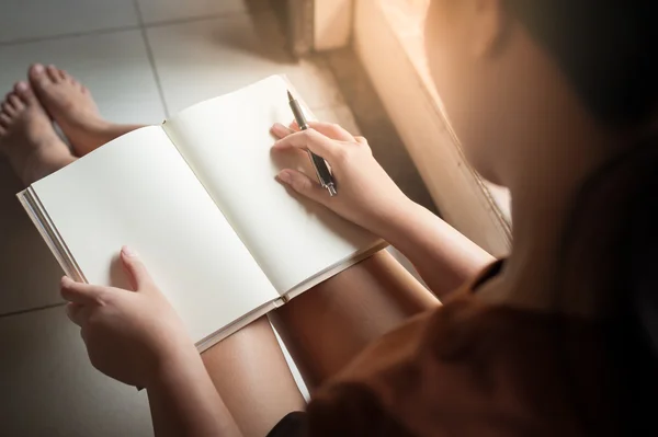 Mulher lendo livro em branco — Fotografia de Stock