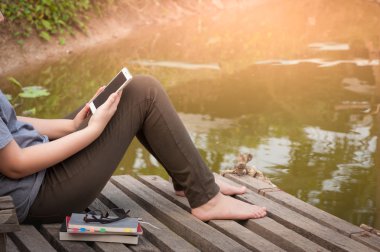 Genç Kadın Akıllı Telefonunu Kullanıyor