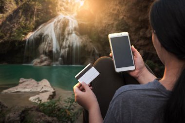 Genç Kadın Akıllı Telefonunu Kullanıyor