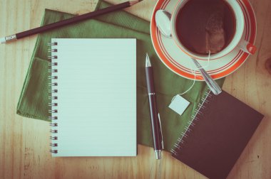 ahşap masa üstünde kalem ile not etmek