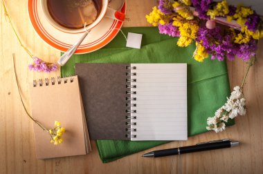 ahşap masa üstünde kalem ile not etmek