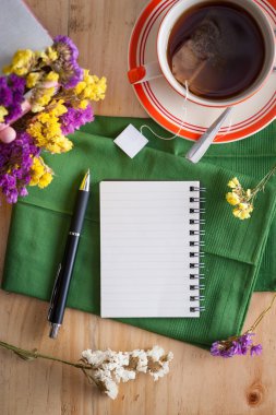 ahşap masa üstünde kalem ile not etmek