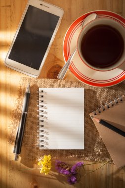 Ahşap masa üstünde not etmek