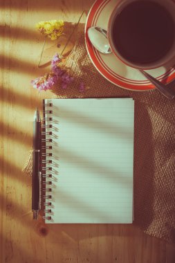 Ahşap masa üstünde not etmek