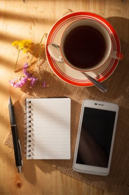 Ahşap masa üstünde not etmek