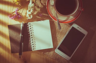 Ahşap masa üstünde not etmek