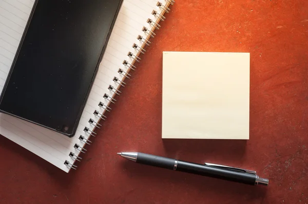 Notepad smartphone and sticky paper — Stock Photo, Image