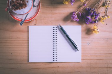 Defter kalem ahşap masa üzerinde ile