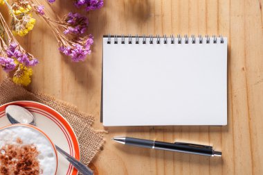 Defter kalem ahşap masa üzerinde ile