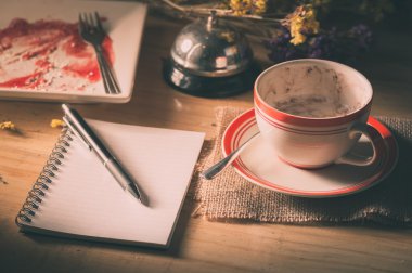 Defter kalem ahşap masa üzerinde ile