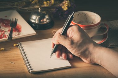 Defter kalem ahşap masa üzerinde ile