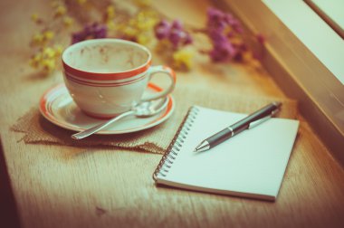 Ahşap bar cafe kahve fincanı