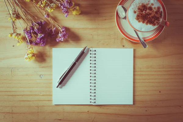 Caderno com caneta sobre mesa de madeira — Fotografia de Stock