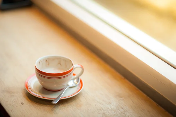 Xícara de café na barra de madeira no café — Fotografia de Stock