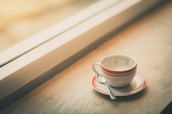 Taza de café en la barra de madera en la cafetería — Foto de Stock