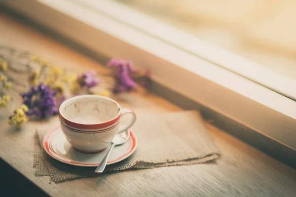 Xícara de café na barra de madeira no café — Fotografia de Stock