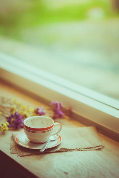 Taza de café en la barra de madera en la cafetería — Foto de Stock