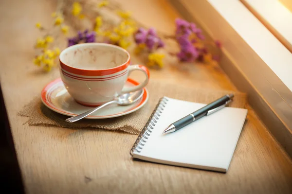 Koffiekopje op houten bar in café — Stockfoto