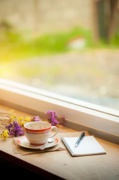 Taza de café en la barra de madera en la cafetería — Foto de Stock