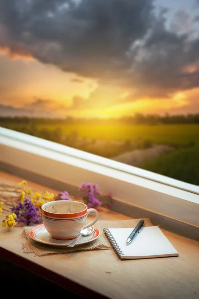 Ahşap bar cafe kahve fincanı