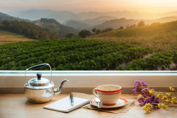 Tazza di caffè su barra di legno in caffè — Foto Stock