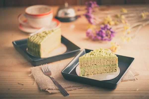 Pastel de té verde en mesa de madera —  Fotos de Stock