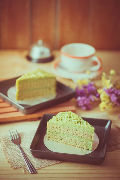 Pastel de té verde en mesa de madera —  Fotos de Stock