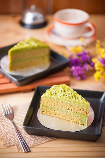 Bolo de chá verde na mesa de madeira — Fotografia de Stock