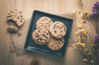 Chocolate chip cookies in black ceramic dish