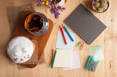 Yapışkan kağıt ve renkli kalem