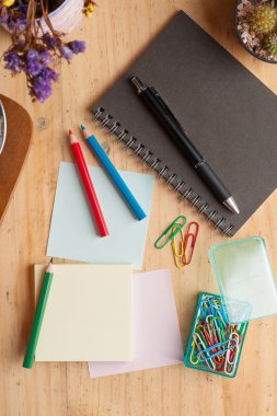 Yapışkan kağıt ve renkli kalem