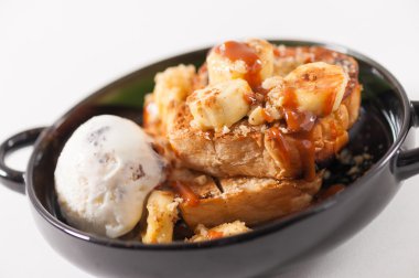 Tay çay karamel ile kıvırcık gevrek ekmek