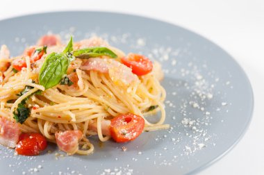 Domates ve peynirli makarna