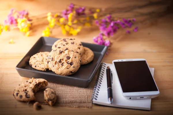 Chocolate chip cookies in black ceramic dish — Stock Photo, Image