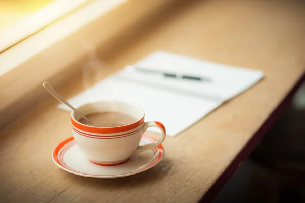 Taza de café en la barra de madera en la cafetería — Foto de Stock