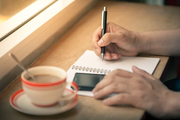 Psaní na notebooku s šálek kávy — Stock fotografie