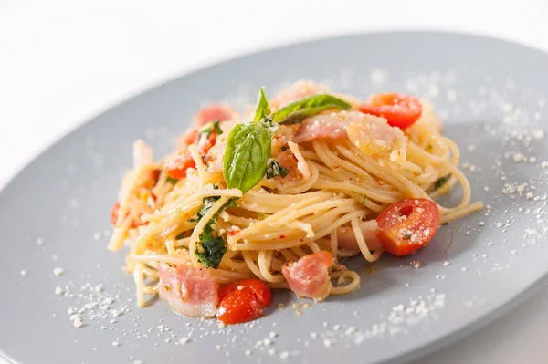 Nudeln mit Tomaten und Käse — Stockfoto